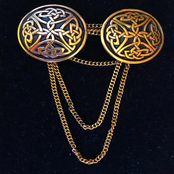 celtic cloak clasp with chain round gold - Picture 1 of 6